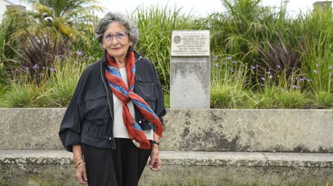 Enriqueta Otero, hija de Eduardo Otero Molas, junto al monumento que recuerda al alcalde de Marín de 1936 y otros vecinos fusilados