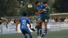 Omar y Brais Val disputan un balón en el partido de la Copa Federación