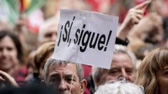 Una persona sujeta un cartel durante la concentración en la calle Ferraz de Madrid en apoyo al presidente del Gobierno, Pedro Sánchez, el pasado 27 de abril  