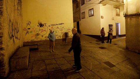A la izquierda de la imagen, el conocido como banco �do botell�n�, en el cruce entre Melit�n Corti�as y Felipe Prieto, cerca de la iglesia de Santa Mar�a, en el casco viveirense