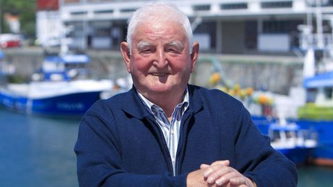 Luis, en el muelle de Cario, su pueblo, hace una dcada