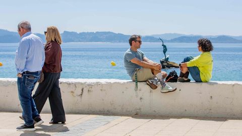 Varias personas en el paseo de O Silgar este fin de semana