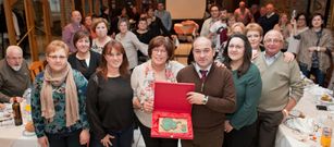 Carmen Garc�a recibi� varios regalos de sus colegas y una placa que le entreg� el alcalde. 