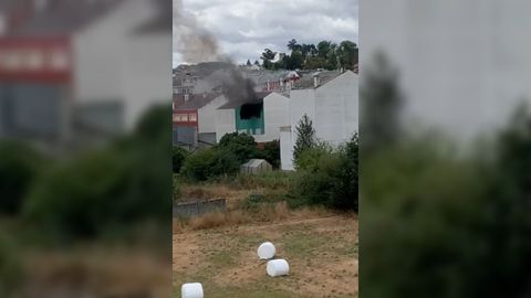 Imagen de la vivienda que ardió esta tarde en Sarria