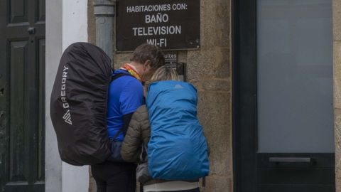 Dos peregrinos frente a una pensión en Santiago.