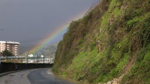 Un arco iris cruza el cielo de Ourense tras una ma�ana de intensas lluvias
