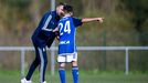 Carlos Surez, mientras le da instrucciones a un futbolista del cadete B