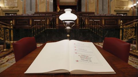 Un ejemplar de la Constituci&oacute;n de 1978 en el Congreso.