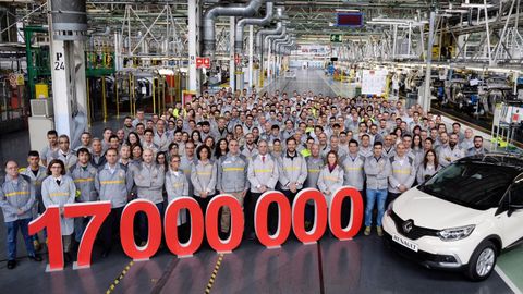 Trabajadores de la f�brica de Renault en Valladolid posan con el coche n�mero 17 millones fabricado en Espa�a