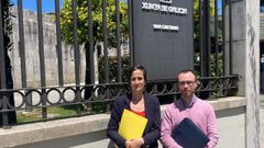 Dos de los padres afectados acudieron ayer a la Xunta