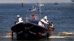 Los medios anticontaminaci�n evitaron un vertido simulado en la playa