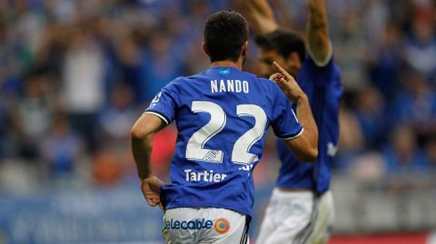 Nando celebra un gol en el Carlos Tartiere