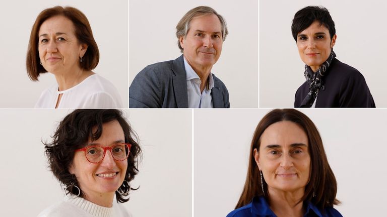 En la fila de arriba, de izquierda a derecha: Mar�a Jes�s Grela Barreiro, gerente de la UDC; �ngel Fern�ndez Castro, vicerrector de Econom�a e Planificaci�n Estrat�xica, y Mar�a Jos� Lombard�a Corti�a, vicerrectora de Estudantes e Emprego. En la fila de abajo, Cristina L�pez Villar (izquierda), vicerrectora de Igualdade e Diversidade, y Teresa L�pez Fern�ndez (derecha), vicerrectora de Profesorado