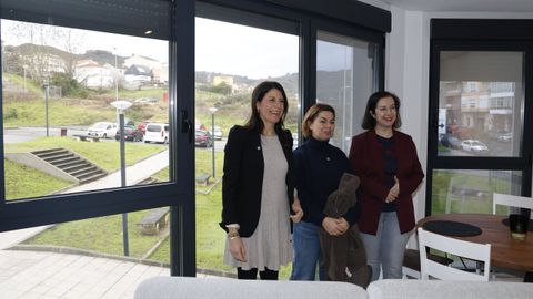 Allegue, con una de las beneficiarias y con la jefa territorial de la Conseller�a.