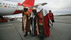 Los Reyes Magos en su visita al aeropuerto de Alvedro