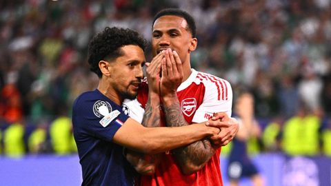 Gabriel, do Arsenal, consolado por Marquinhos, do Paris Saint-Germain, tras fallar un penalti.