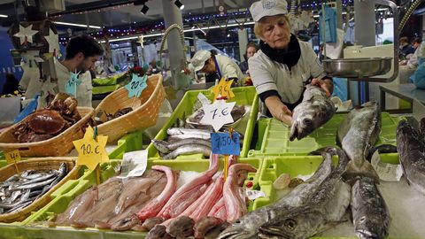 Venta de marisco y pescado en el mercado de Ribeira.