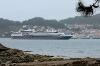 De bandera francesa y con 142 metros de eslora,  �Le Boreal� hizo escala en Muros (en la imagen)  en mayo del 2012. Ahora, los cruceristas bajar�n en Brens y volver�n a subirse al barco en A Coru�a.
