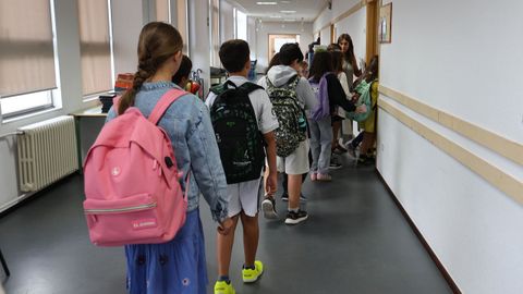 Colas para entrar en el aula en el colegio López Ferreiro de Santiago