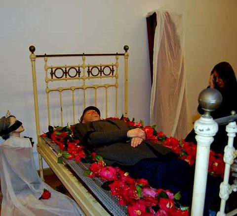 Acci�n de Enrique Tenreiro en la galer�a Sargadelos.