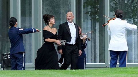 Jeff Bezos y su mujer, a su entrada a la cena en la Casa Blanca.