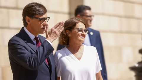 El presidente de la Generalitat, Salvador Illa, con su mujer, Marta Estruch, minutos antes de tomar posesin