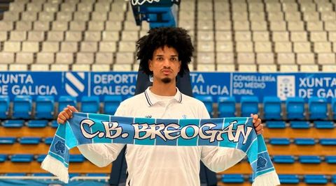 Andersson Garc�a posando con la bufanda del R�o Breog�n