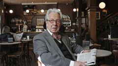 Luis Antonio V�zquez en una imagen de archivo tomada en el caf� Latino, uno de sus rincones preferidos de la ciudad
