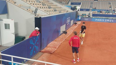 El capitn de la Seleccin Espaola de TenisDavid Ferrer habla con Rafael Nadal y Carlos Alcaraz en el complejo de Roland Garros