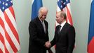Biden saludando a Putin durante una visita a Mosc� en el 2011, cuando era vicepresidente de Obama.
