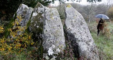 El dolmen de Abume est desprovisto de su cubierta.