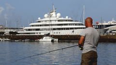 El megayate Golden Odyssey, de visita en Vigo