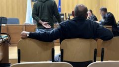 El acusado, durante el juicio celebrado en Ourense, escuchando a un testigo