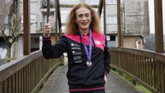 La atleta Mar V�zquez, que posa con la medalla en Redondela, entrena todos los d�as. 
