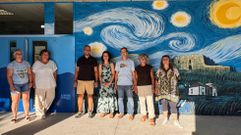 Inauguraci�n del nuevo mural del IES de Bri�n en un acto que cont� con la presencia de representantes de la Ampa Pedra Viada, del equipo directivo del centro, y del propio autor de la obra, Fernando Y�nez (en la foto, con polo negro). Durante el mismo se entreg� al artista un obsequio para agradecer su trabajo desinteresado.