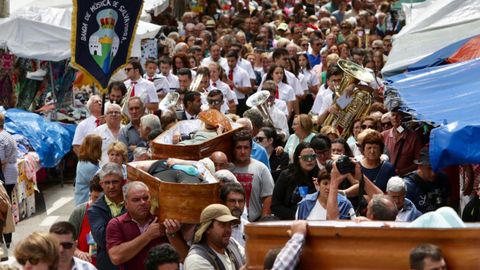 La ltima vez que se celebr la procesin de Ribarteme con atades fue en el 2019, ao en la que fue tomada la fotografa. Recuperarn los vecinos su tradicin este 2023? Parece que estn dispuestos a desafiar al cura