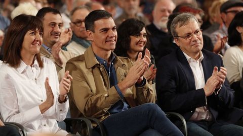 El presidente del Gobierno y secretario general del PSOE, Pedro S�nchez, junto a la secretaria general del PSE-EE, Idoia Mendia, durante la presentaci�n de la candidatura del socialista Alfredo Retortillo para el ayuntamiento vizca�no de Barakaldo