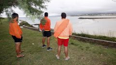 Foto de archivo de socorristas de A Rapadoira junto al paseo