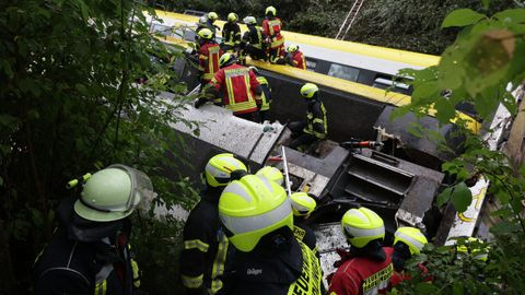 Varios rescatadores trabajan en la b�squeda de supervivientes en el tren accidentado en el distrito de Biberach.
