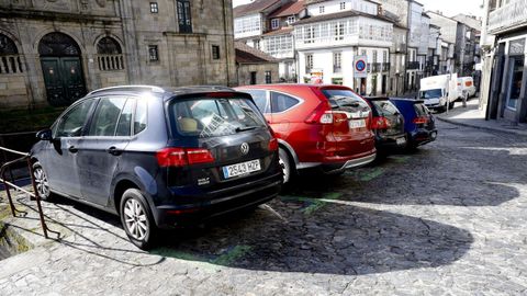 Reservado solo a los vehículos con distintivo de residentes de la zona vieja