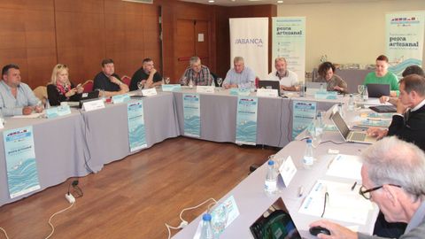 Al fondo, en el centro, Basilio Otero, patrn mayor de Burela y presidente de la Federacin Provincial de Cofradas de Lugo y de la Federacin Nacional de Cofradas de Pescadores, presidiendo la X Interfederativa de Cofradas del Cantbrico Noroeste en el complejo hostelero Resort Las Sirenas, en Viveiro