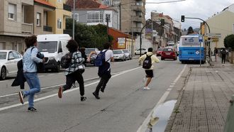 Imagen de archivo de varios j�venes corriendo para coger el autob�s. 