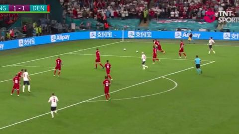 Momento en el que Sterling inicia la acci�n que acabar�a en el penalti, con dos balones sobre el terreno de juego