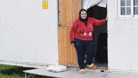 Natalia Costoya vive en�un barrac�n en una finca en Outeiro de Rei