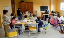 El grupo de escolares es muy variado en edades pero, a�n as�, reciben atenci�n personalizada.