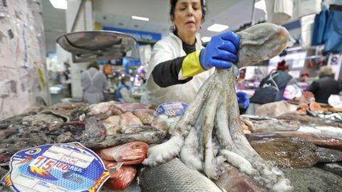Una pescadera del mercado de O Calvario de Vigo sostiene un pulpo
