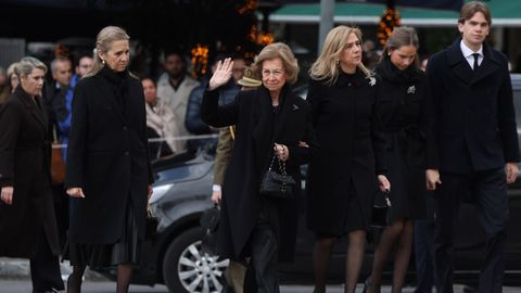 La reina Sof�a, junto a sus hijas Elena y Cristina y sus nietos