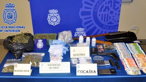 Droga, dinero y otros efectos incautados en un punto de venta de droga en Trema�es.