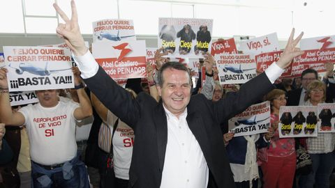 Imagen de archivo de una protesta protagonizada en el 2015 por Abel Caballero en el aeropuerto de Vigo contra la p�rdida de vuelos