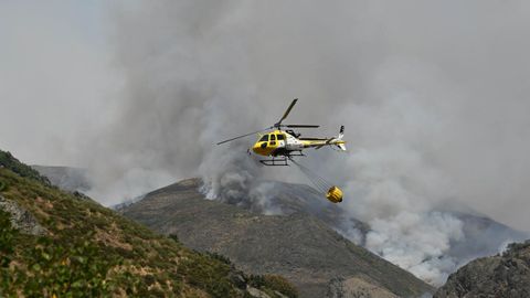 Un helic�ptero trabaja en las labores de extinci�n del incendio de Barniedo (Le�n), que afecta a los Picos de Europa.